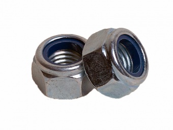 Гайка шестигранная, самоконтрящаяся, со стопорным кольцом DIN 985, оцинкованная. Применяется для крепления и соединения узлов и деталей совместно с болтами, винтами и другими крепежными элементами в машиностроении и строительстве. Пластиковое кольцо предо